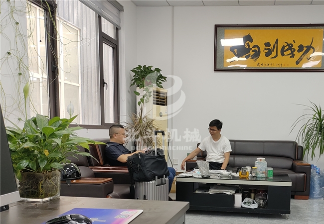 江蘇省客戶來鞏義北斗實地考察連續(xù)式炭化設備